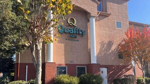 Un bâtiment d’hôtel avec une enseigne indiquant : « Quality Inn by Choice Hotels ».