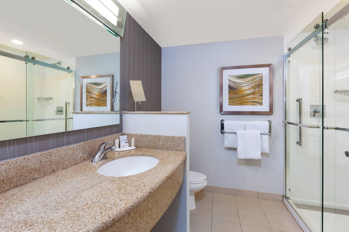 Combined shower/tub, designer toiletries, hair dryer, towels