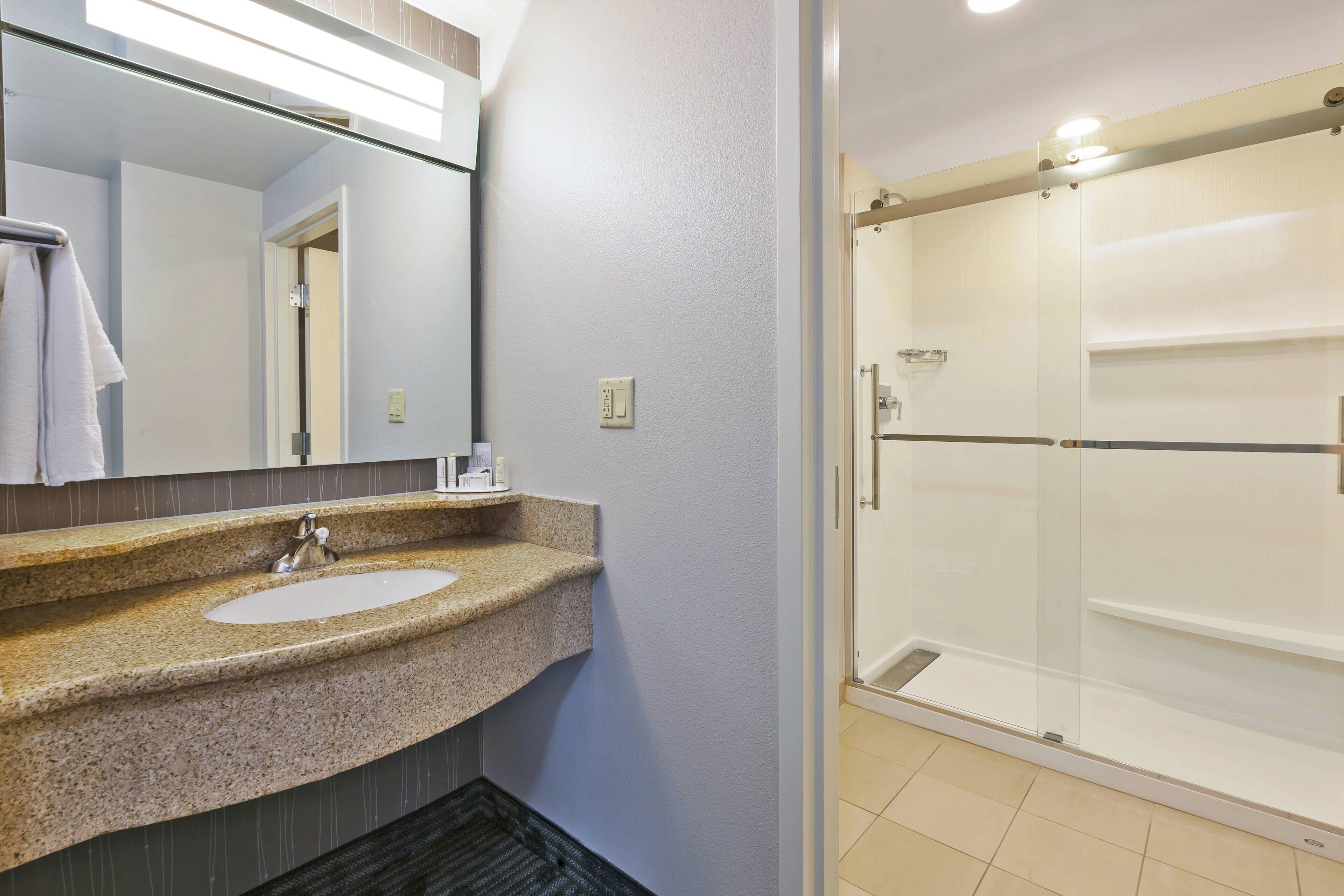 suite, 1 bedroom | bathroom | combined shower/bathtub, designer toiletries, hair dryer, towels