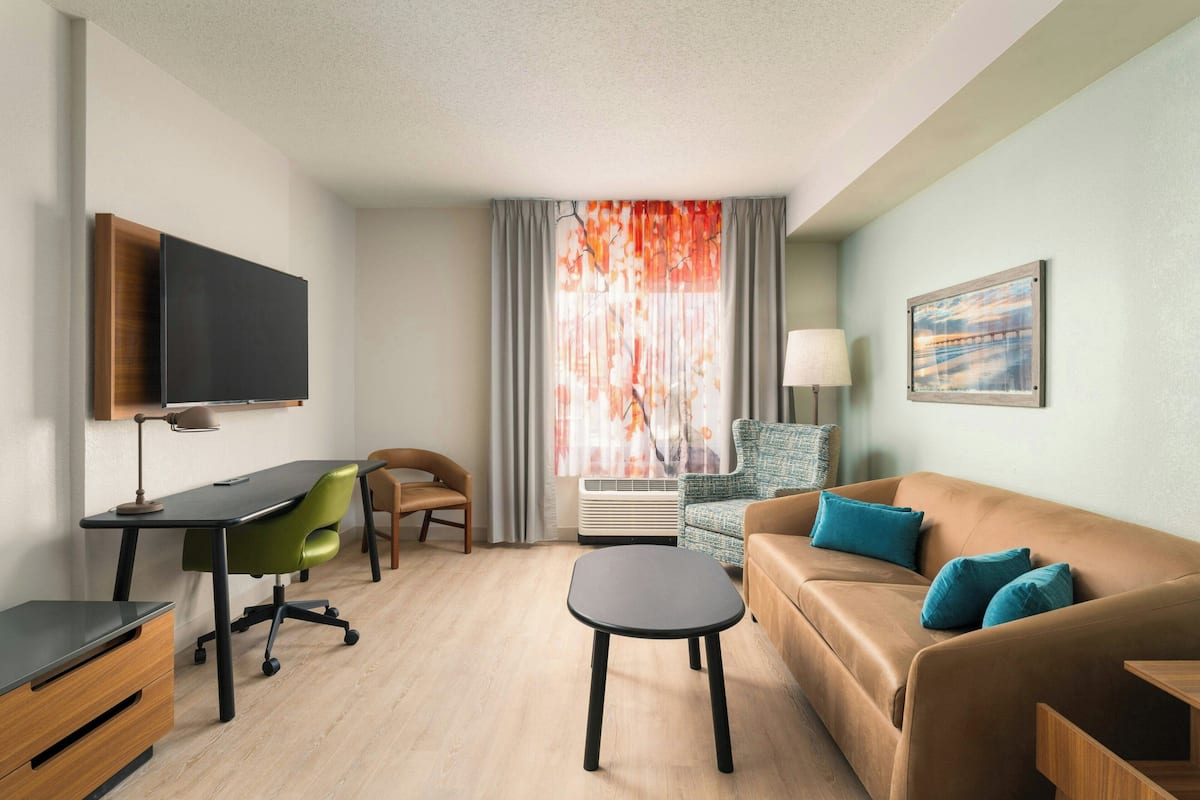 Premium bedding, in-room safe, desk, laptop workspace