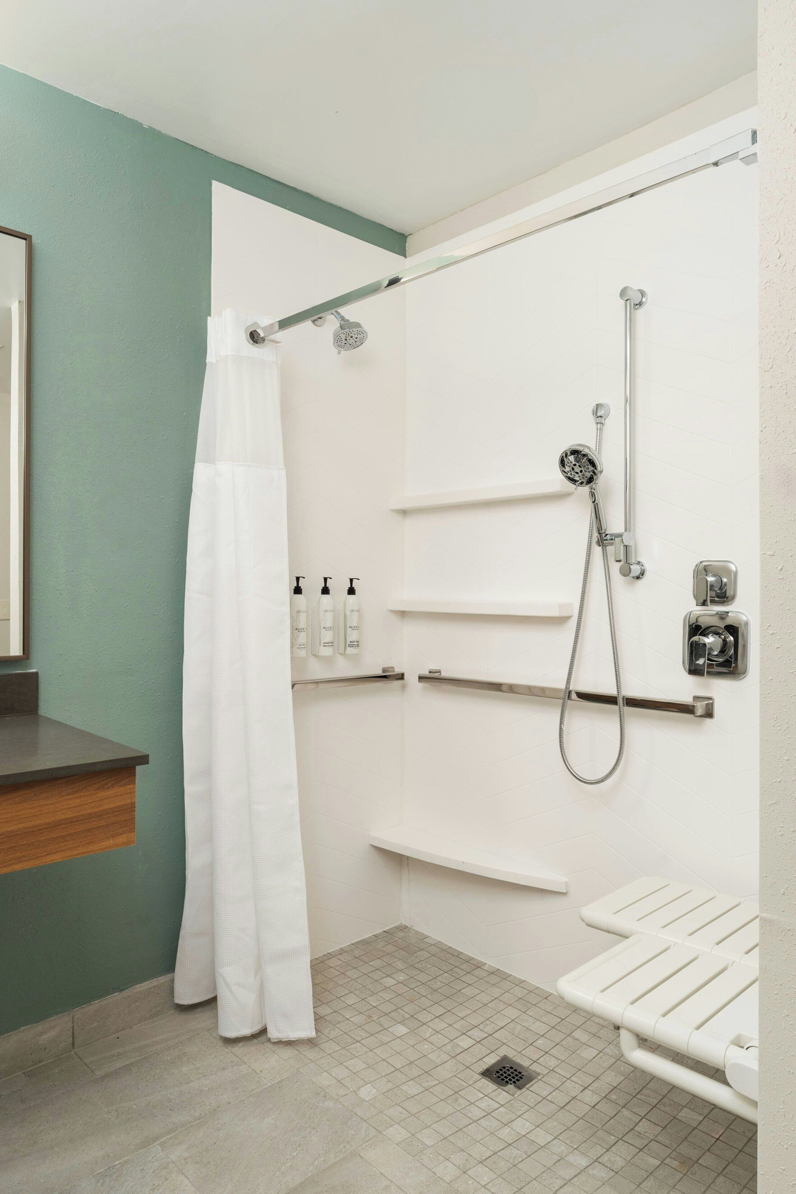 Ein Badezimmer mit Dusche, Toilette und Waschbecken.