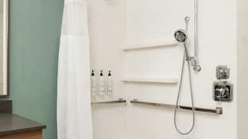 Ein Badezimmer mit Dusche, Toilette und Waschbecken.