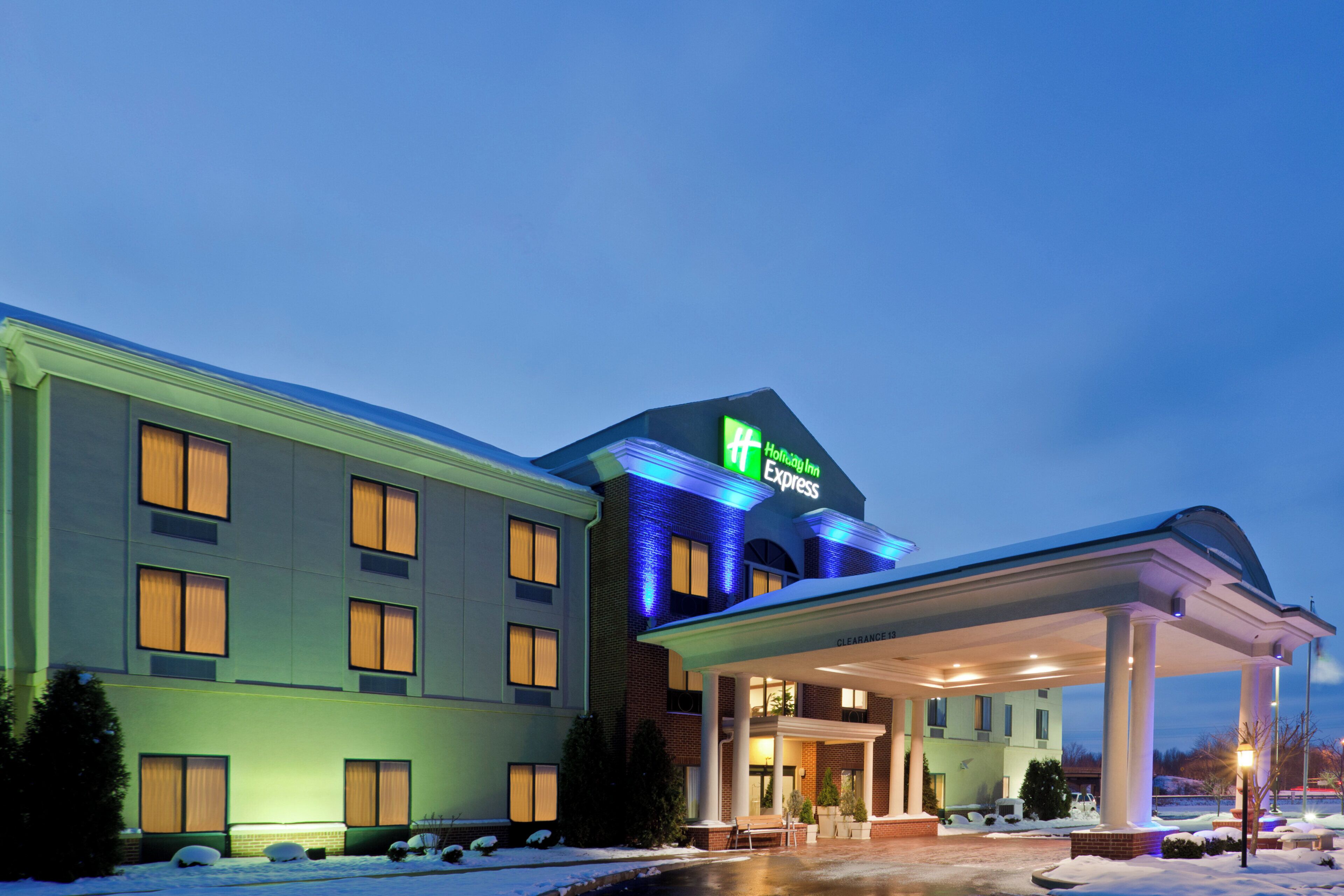 Un hôtel Holiday Inn Express doté d’une entrée couverte et d’une façade en briques.