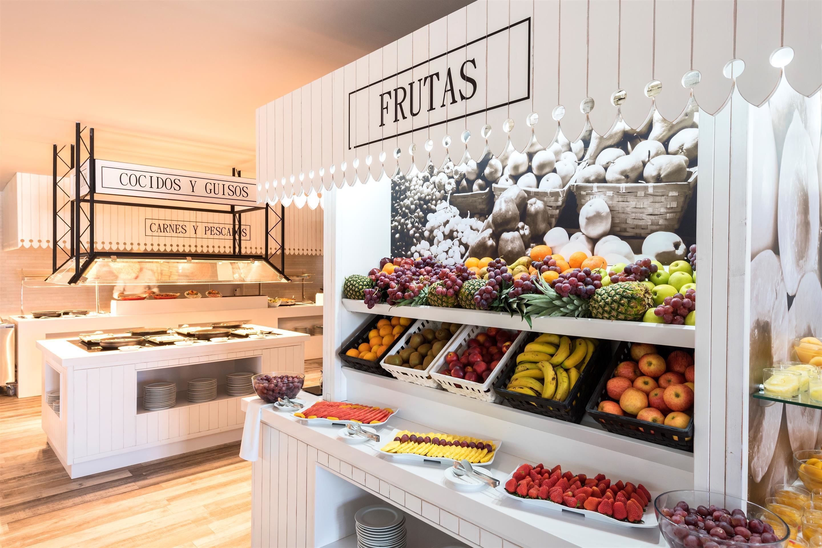 Exhibición de frutas con secciones identificadas para guisos, estofados y carnes y pescados.