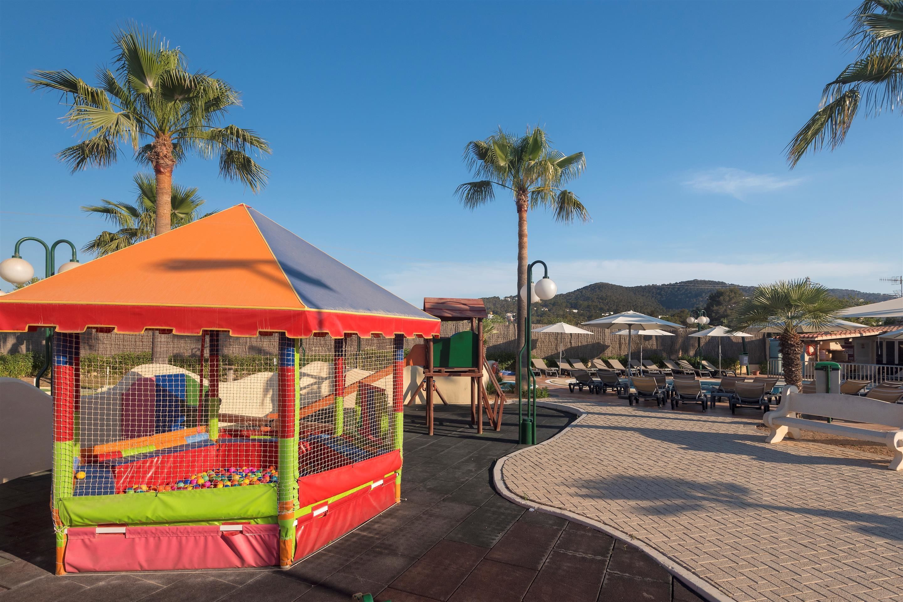 3 buitenzwembaden, ligstoelen bij het zwembad