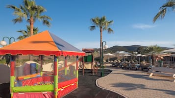 3 buitenzwembaden, ligstoelen bij het zwembad