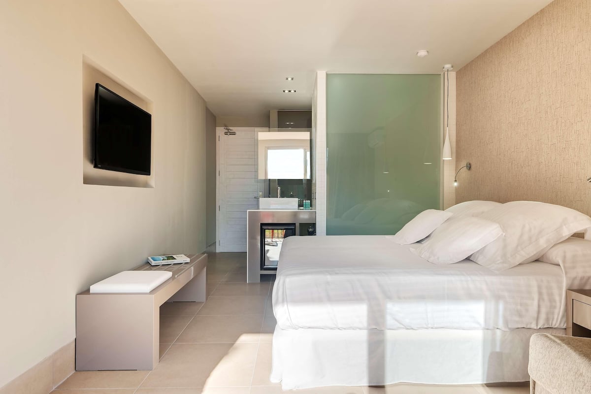 Hochwertige Bettwaren, Minibar, Zimmersafe, kostenloses WLAN