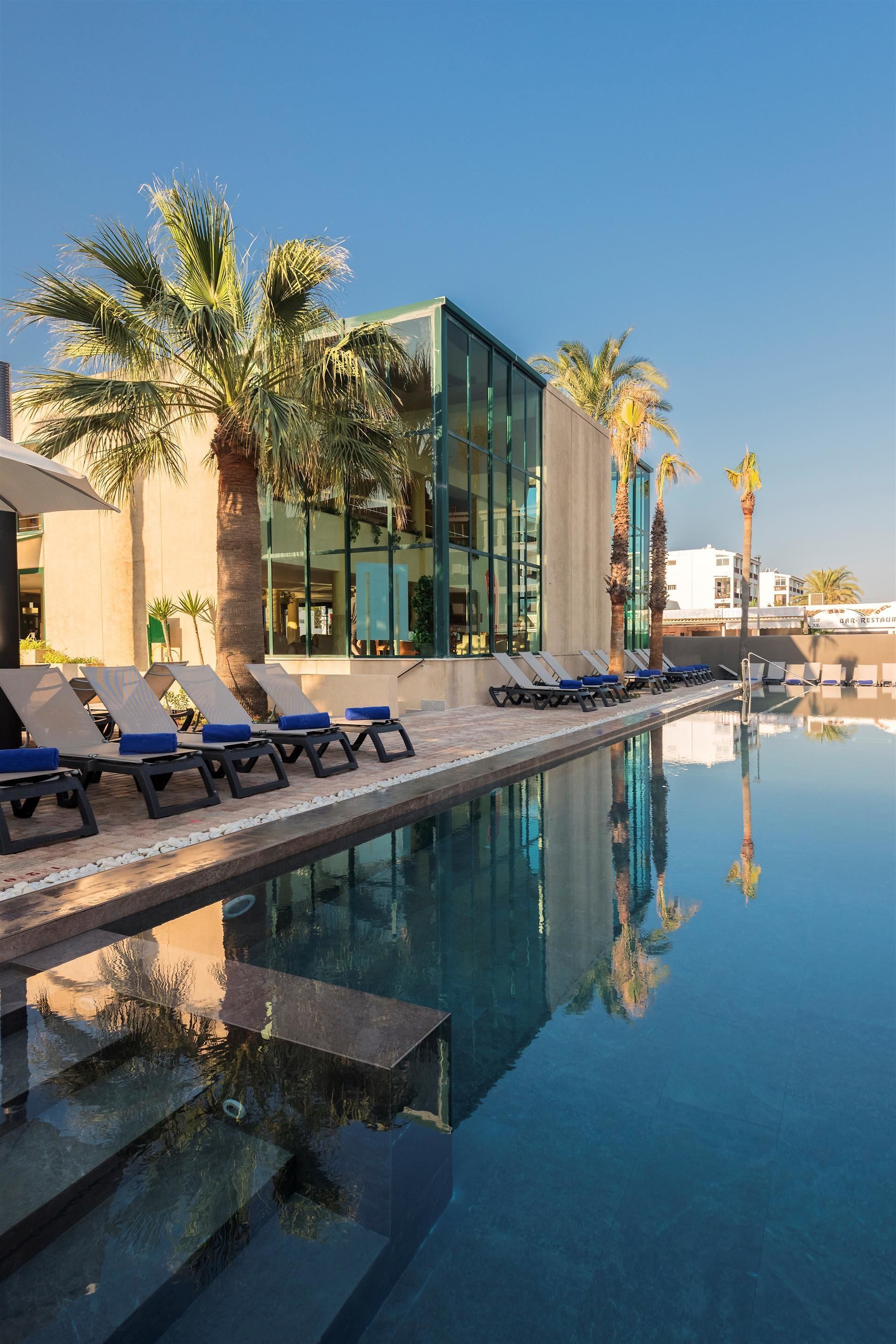 3 outdoor pools, sun loungers