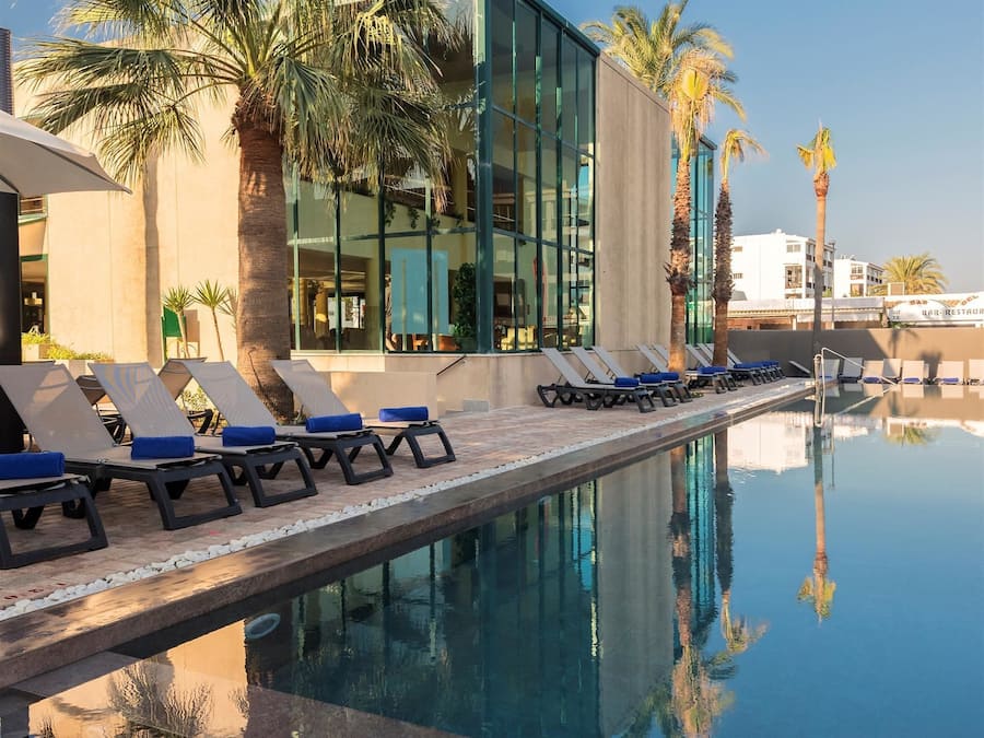 3 albercas al aire libre y camastros