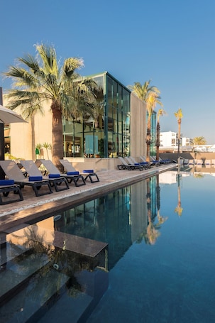 3 piscinas al aire libre, sillones reclinables de piscina. Occidental Ibiza - All Inclusive