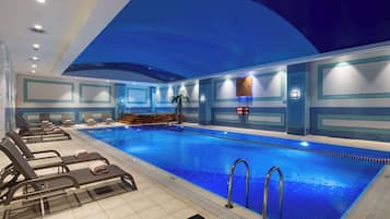 2 piscines cobertes i piscina a l'aire lliure de temporada