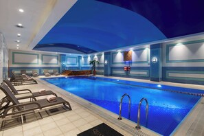 2 piscinas cubiertas, una piscina al aire libre de temporada