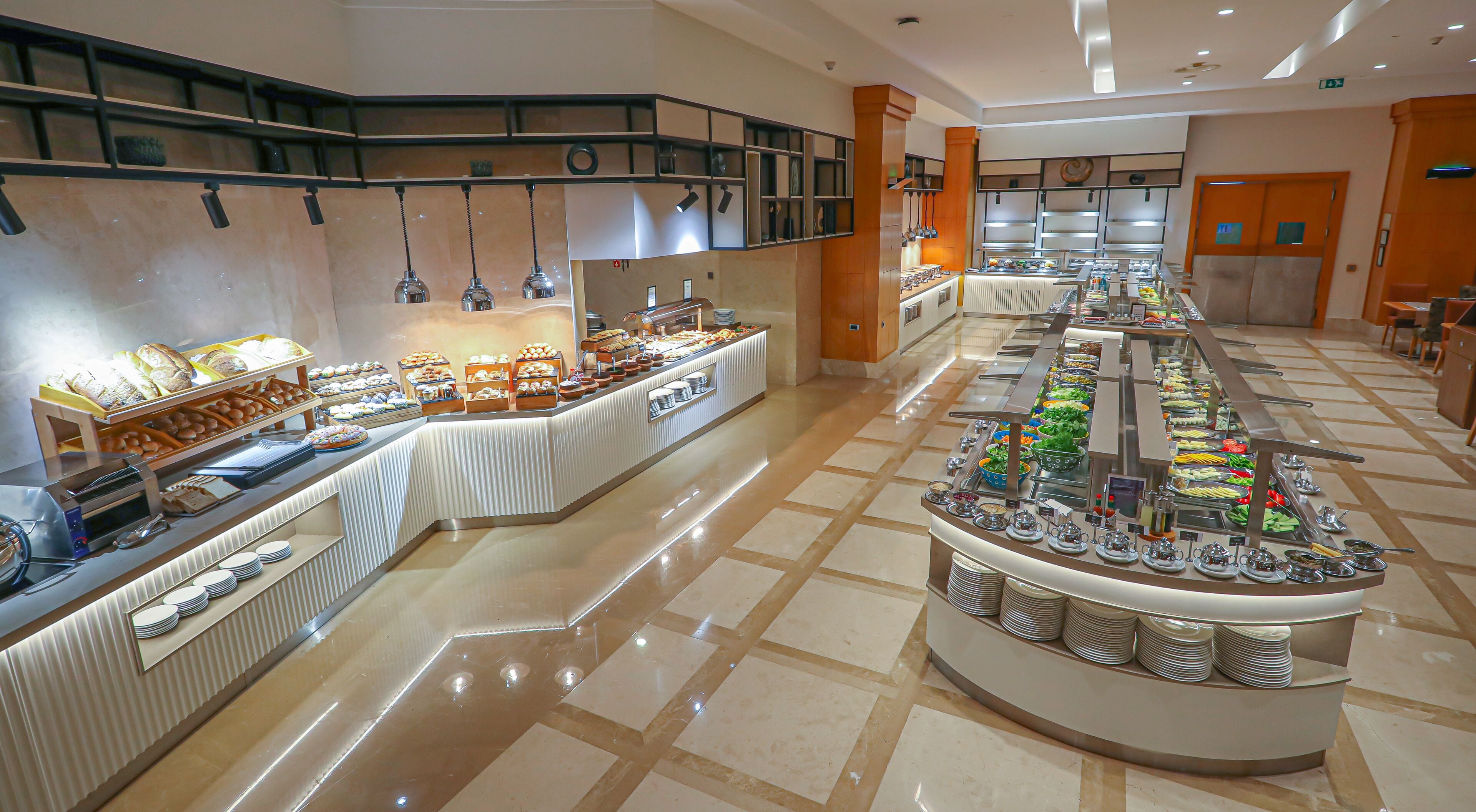 Un buffet proposant une variété de plats et un long comptoir.