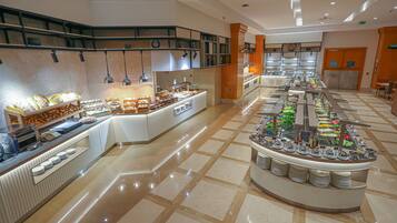 Un buffet proposant une variété de plats et un long comptoir.