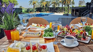 3 restaurantes, se sirven desayunos, comidas y cocina internacional