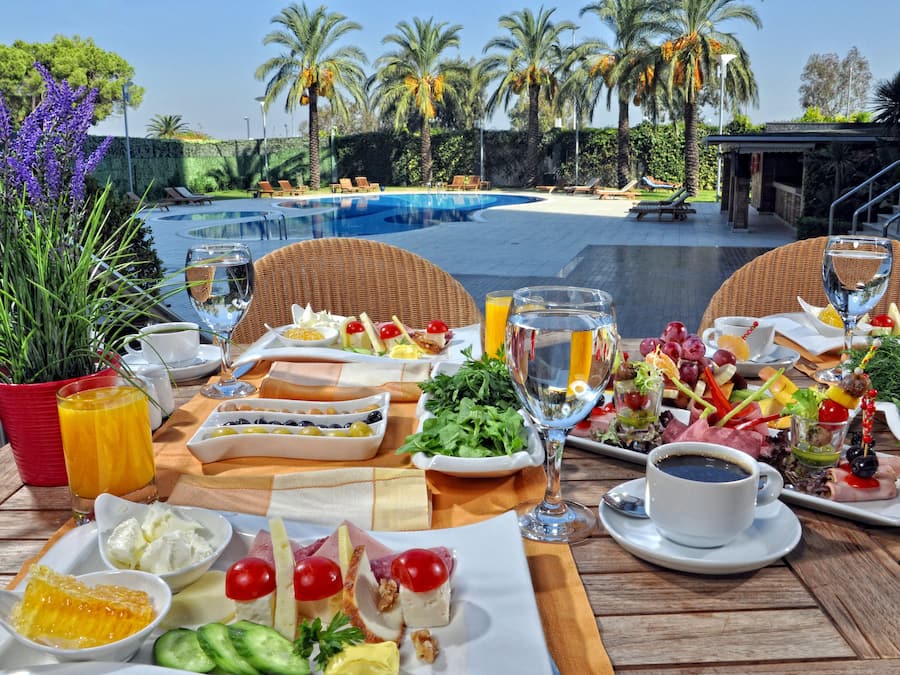 3 restaurantes; se sirve desayuno, almuerzo y cena; cocina internacional