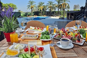 3 restaurants; breakfast, lunch and dinner served  - Wyndham Grand Izmir Ozdilek Thermal & Spa (Izmir)