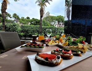 Daily buffet breakfast (EUR 25 per person)