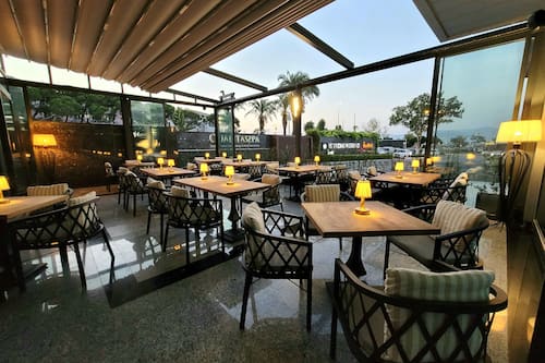 2 bars/lounges, poolside bar