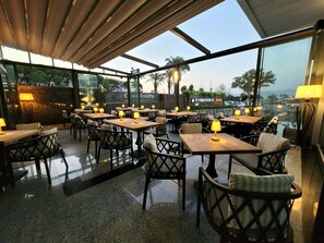 2 bars/lounges, poolside bar