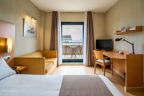 Superior kamer, 1 queensize bed, terras | 1 slaapkamer, een kluis op de kamer, een bureau, geluiddichte muren