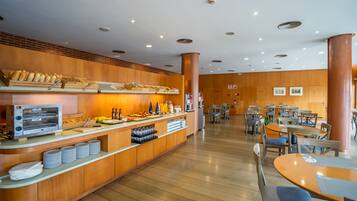 Petit déjeuner buffet (7.95 EUR par personne)