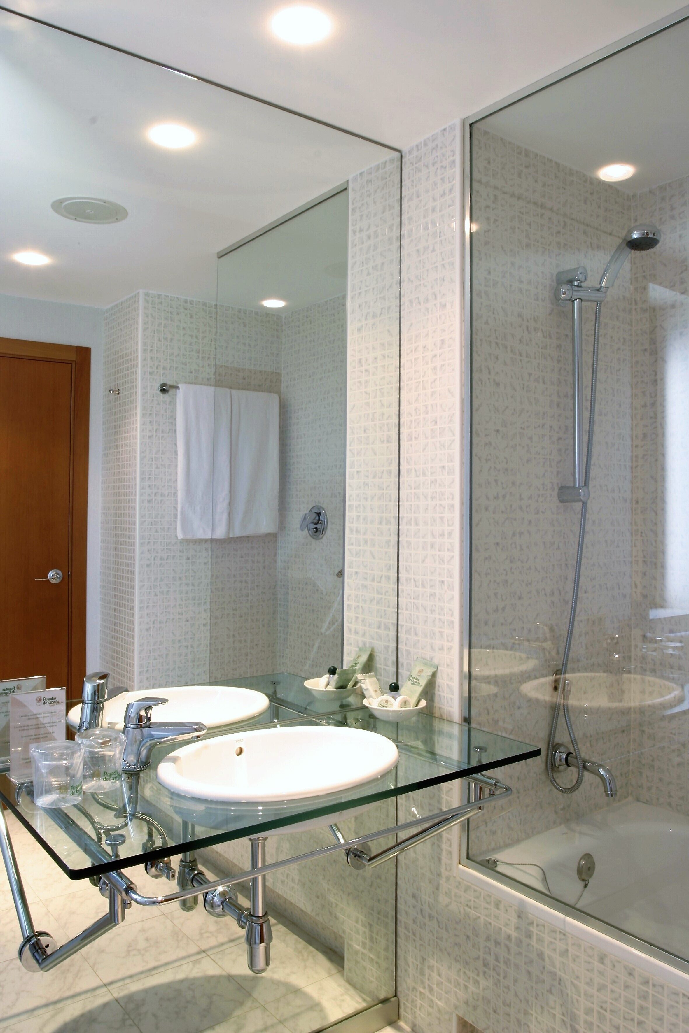 combined shower/bathtub, hair dryer, bidet, towels