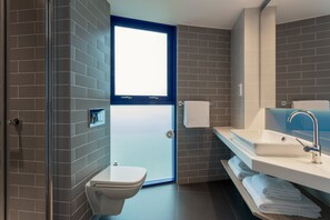 A modern bathroom with a toilet, sink, and shower. - Holiday Inn Express Southampton M27 Jct7 by IHG (Southampton)