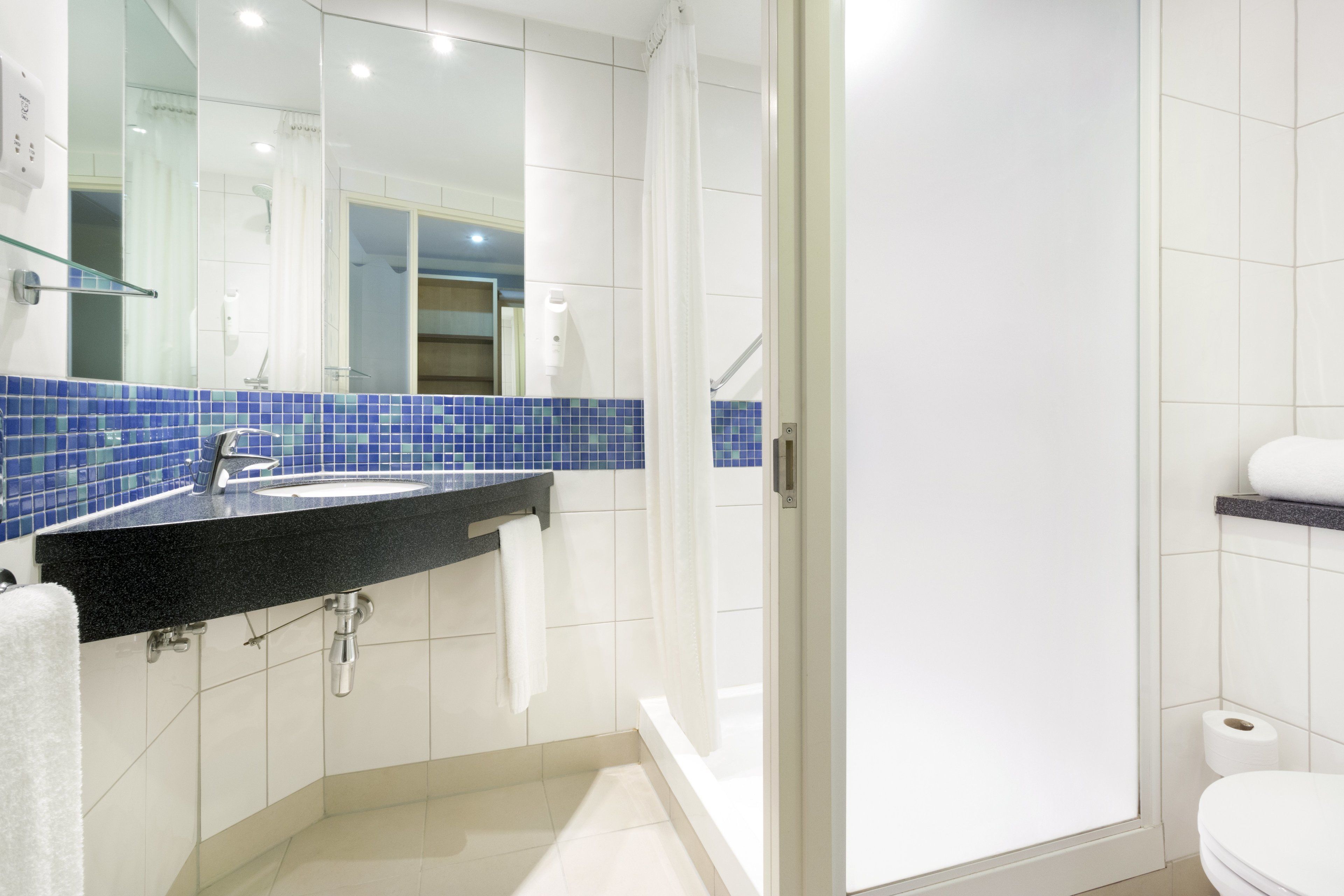 Regadera, amenidades de baño gratuitas, secadora de cabello, toallas 