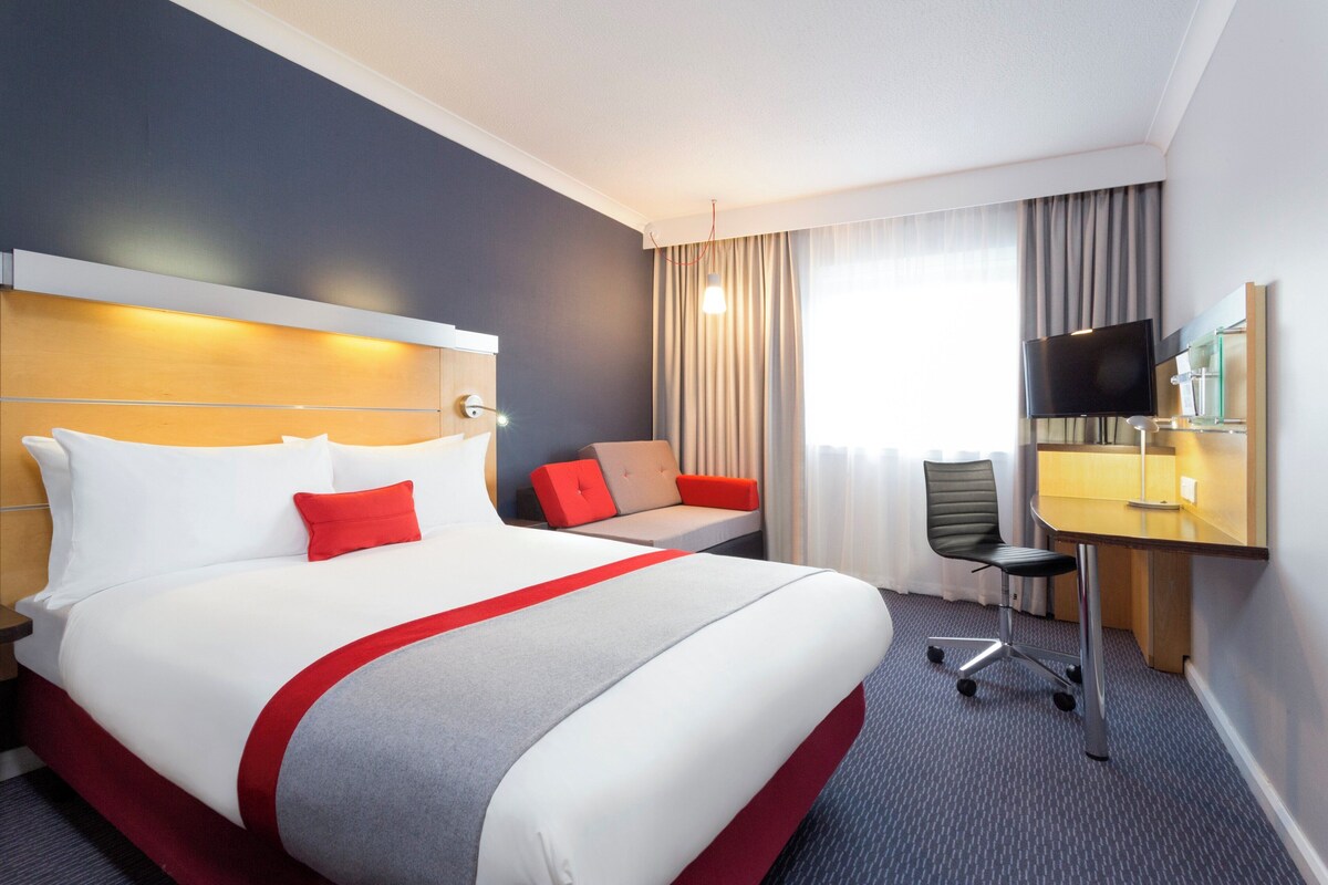 Standard Room, 1 Double Bed with Sofa bed (Free Hot Breakfast) | Hypo-allergenic bedding available, in-room safe, desk, blackout drapes
