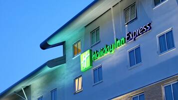 Edifício de hotel com a placa Holiday Inn Express.