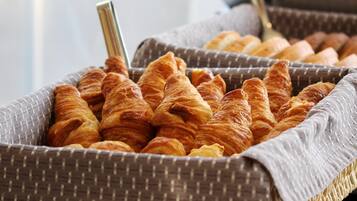 Ein Korb voller Croissants.