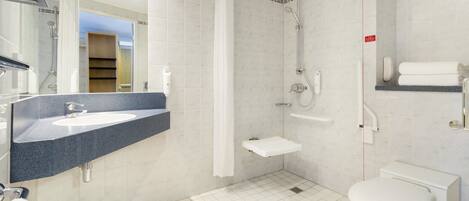 Un bagno moderno con lavabo, water e doccia.