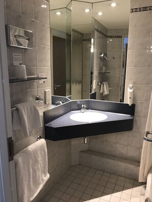 Room, 1 Double Bed, Non Smoking | 1 bedroom, in-room safe, desk, blackout drapes