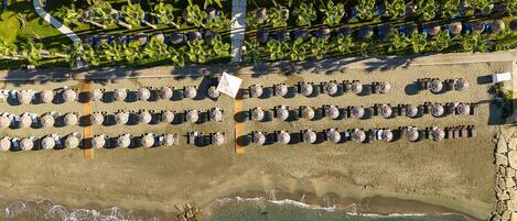 在海滩、免费海滩小屋、沙滩椅、海滩遮阳伞