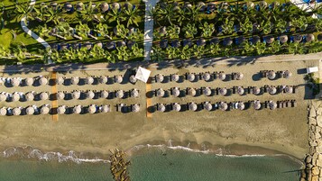 En la playa, camas de playa gratis, sillas reclinables de playa