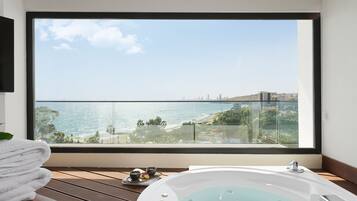 Signature Seaview Suite With Hot Tub | Área de sala de estar | Televisión de pantalla plana de 40 pulgadas con canales vía satélite