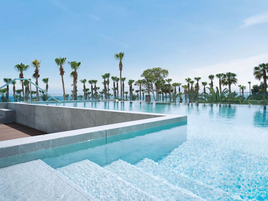 Ropa de cama de alta calidad, cubrecamas y minibar