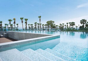 Swim Up Junior Suite | Sengetøy av topp kvalitet, dundyner, minibar og safe på rommet