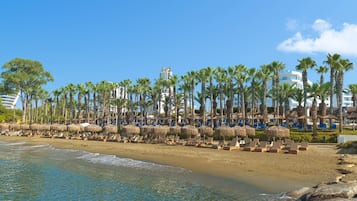 Am Strand, Cabañas (kostenlos), Liegestühle, Sonnenschirme