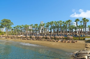 Am Strand, Cabañas (kostenlos), Liegestühle, Sonnenschirme