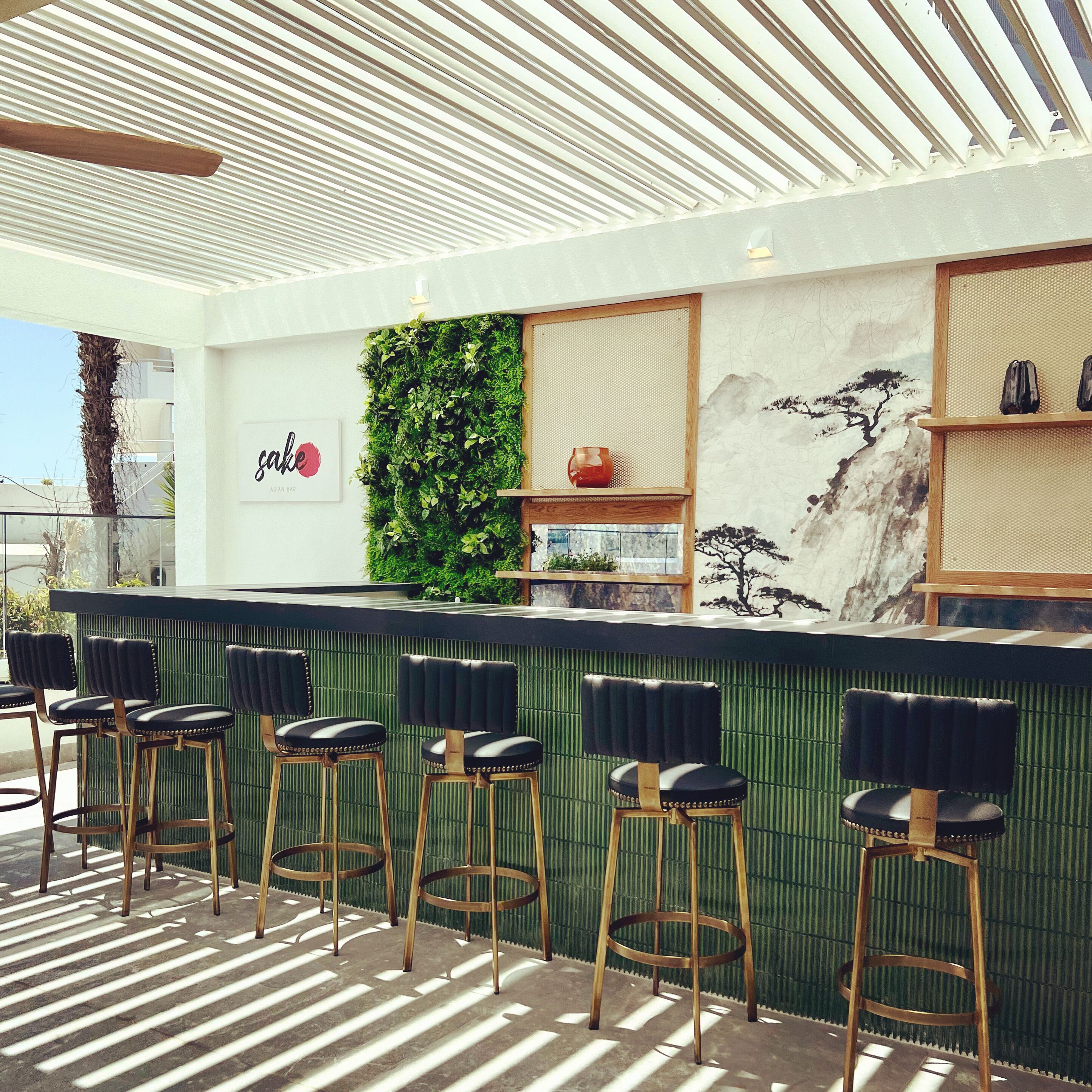 2 bars/lounges, poolside bar, beach bar