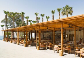 4 间餐厅，供应早餐、午餐和晚餐，国际美食