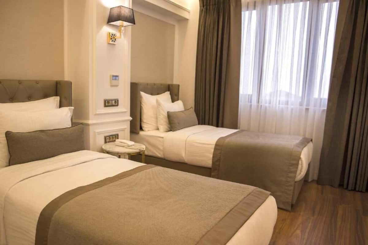 Habitación superior, vista al mar | Minibar, caja de seguridad en la habitación y escritorio 