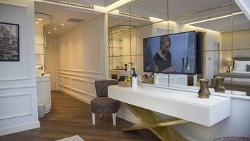 Queen Suite with Sea View | Room amenity