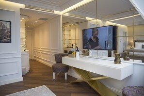 Queen Suite with Sea View | Tiện nghi tại phòng