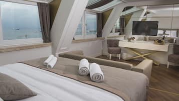 King Suite with Sea View | 1 bedroom, minibar, in-room safe, desk