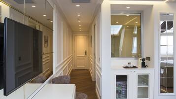 King Suite with Sea View | Room amenity