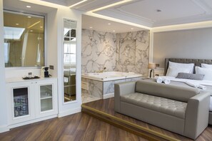 King Suite with Sea View | Minibaari, tallelokero huoneessa, työpöytä, pimennysverhot