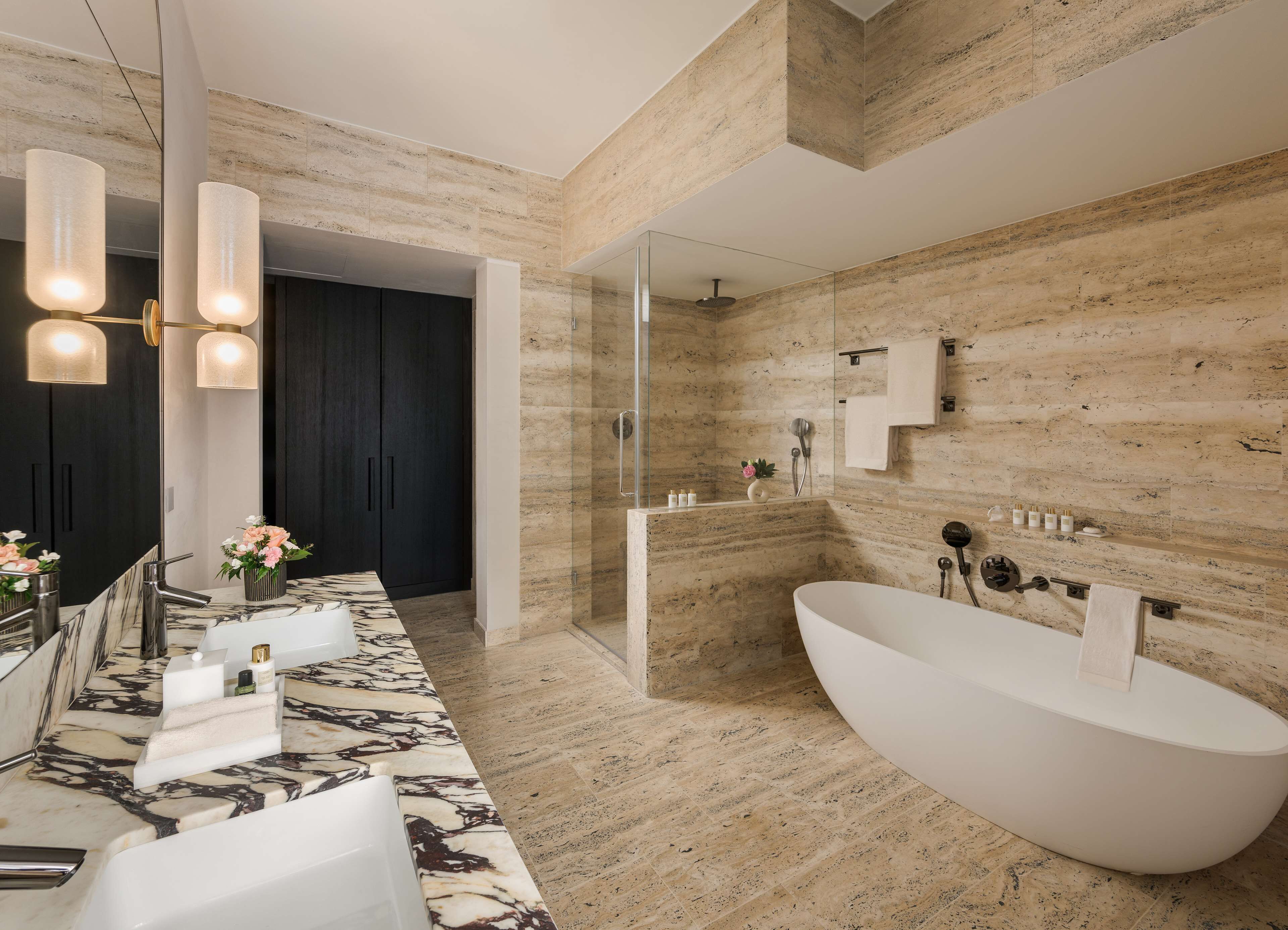 suite (prestige) | down duvets, minibar, in-room safe, desk